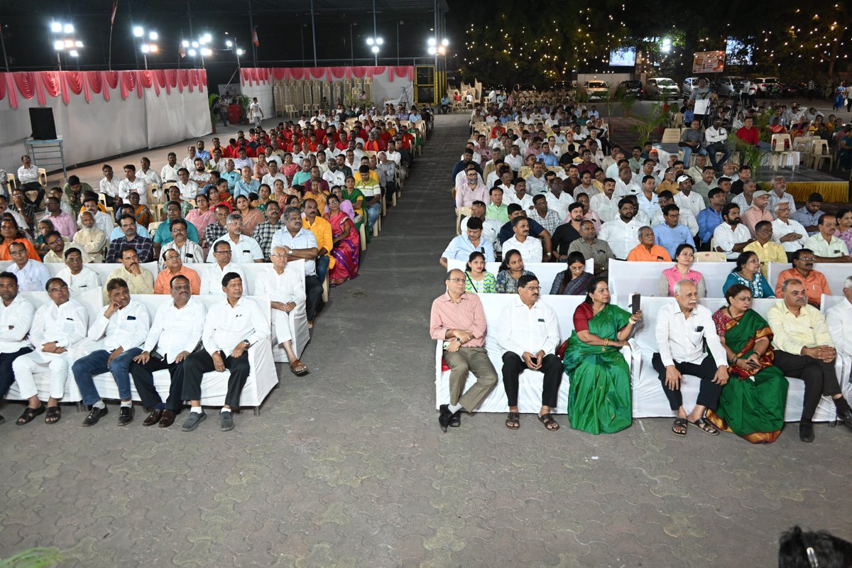 भाजपचे ज्येष्ठ नेते, माजी केंद्रीय मंत्री, माजी राज्यपाल मा. श्री. राम नाईक यांना पद्मभूषण पुरस्कार जाहीर झाल्याबद्दल आज बोरीवली येथे त्यांचा जाहीर सत्कार सोहळा आयोजित करण्यात आला होता. यावेळी सन्माननीय राम नाईक यांचा सन्मान म्हणजे एका अस्सल मुंबईकर आणि कडवट मराठी माणसाचा हा