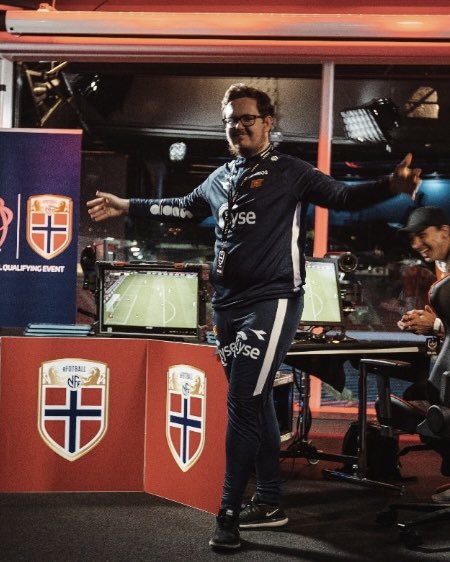 Kudos til <a href="/OfficialChr4s/">Chras</a> for å stikke av med seieren over <a href="/ArkanResul96/">Arkan Resul</a> i finalen! Begge viser eksepsjonell dyktighet og blir eSerien-spillere.