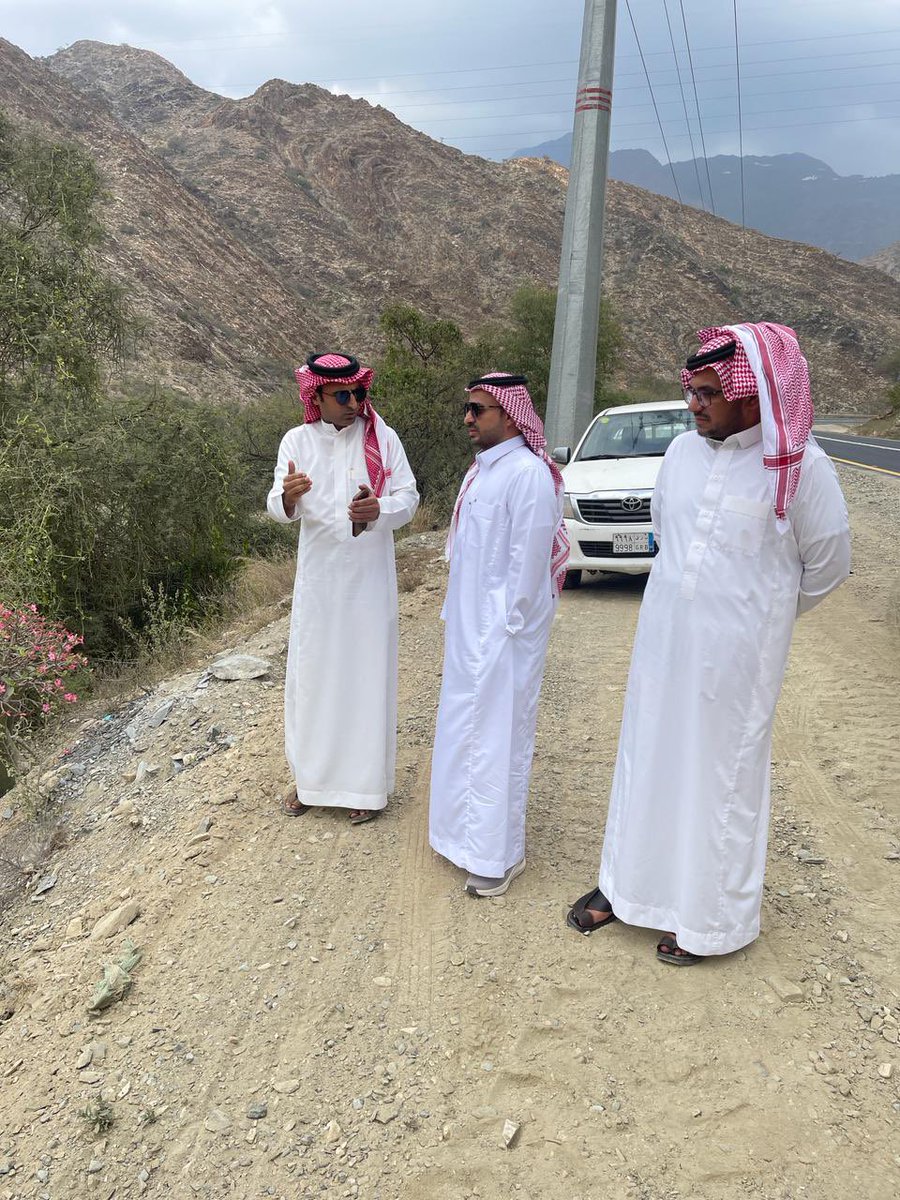 rijalalma002's tweet photo. 📷 | لأن عملنا تكاملي، وهدفنا هو خدمتكم.. رئيس #بلدية_رجال_ألمع المهندس /عبدالله الأسمري في جولة ميدانية للحبيل والقرى التابعة لها لضمان تقديم الخدمات بشكل يلامس تطلّعاتكم 🙏🏼

#أمانة_منطقة_عسير
#بلدية_رجال_ألمع https://t.co/bCQgBbjHqZ