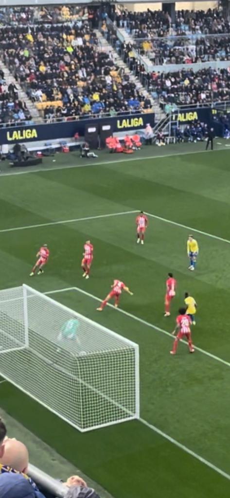 LChozano's tweet photo. Un dedo de Momo en un cabezazo que va al córner es penalti, pero una mano descarada de Paulista no, por lo que sea. 

Sois escoria @rfef. https://t.co/FYFdZvbEou