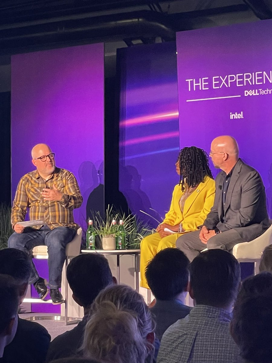 thesusieg's tweet photo. " #AI is designed for good and can do much more good."  -@joxman on the current possibilities of AI to help the world. #DellExperience #SXSW https://t.co/ub5HgmQ0Xj