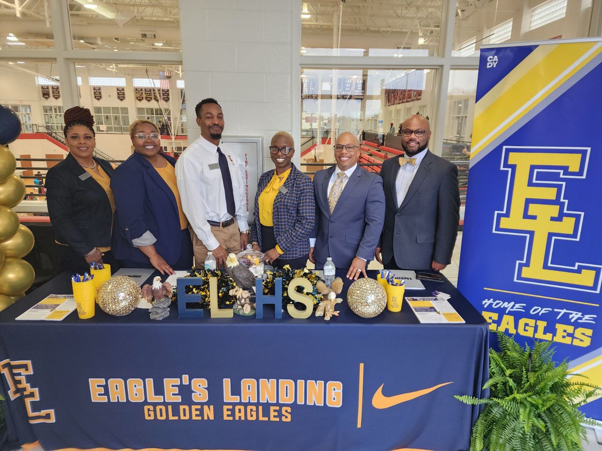 We 👀 Dr. Knowlton is looking right at home at the EL table! #Eaglestrong  @ELHS_HCS @HenryCountyBOE @DrKeshaJones1 @RWilliams_EDS @MrArnoldtheGol1 @Holla_at_Ayala