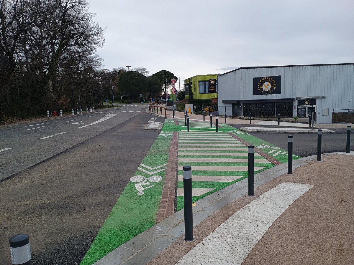 AggloTlseAVelo's tweet photo. Retour également sur #AvenueLatécoère ou le futur tronçon du #REV9 qui passe de #voieVerte a du #REV avec espace piéton allo @MaximeBoyer31 @2Pieds2Roues #Conflit https://t.co/eJrZ3fE5k2