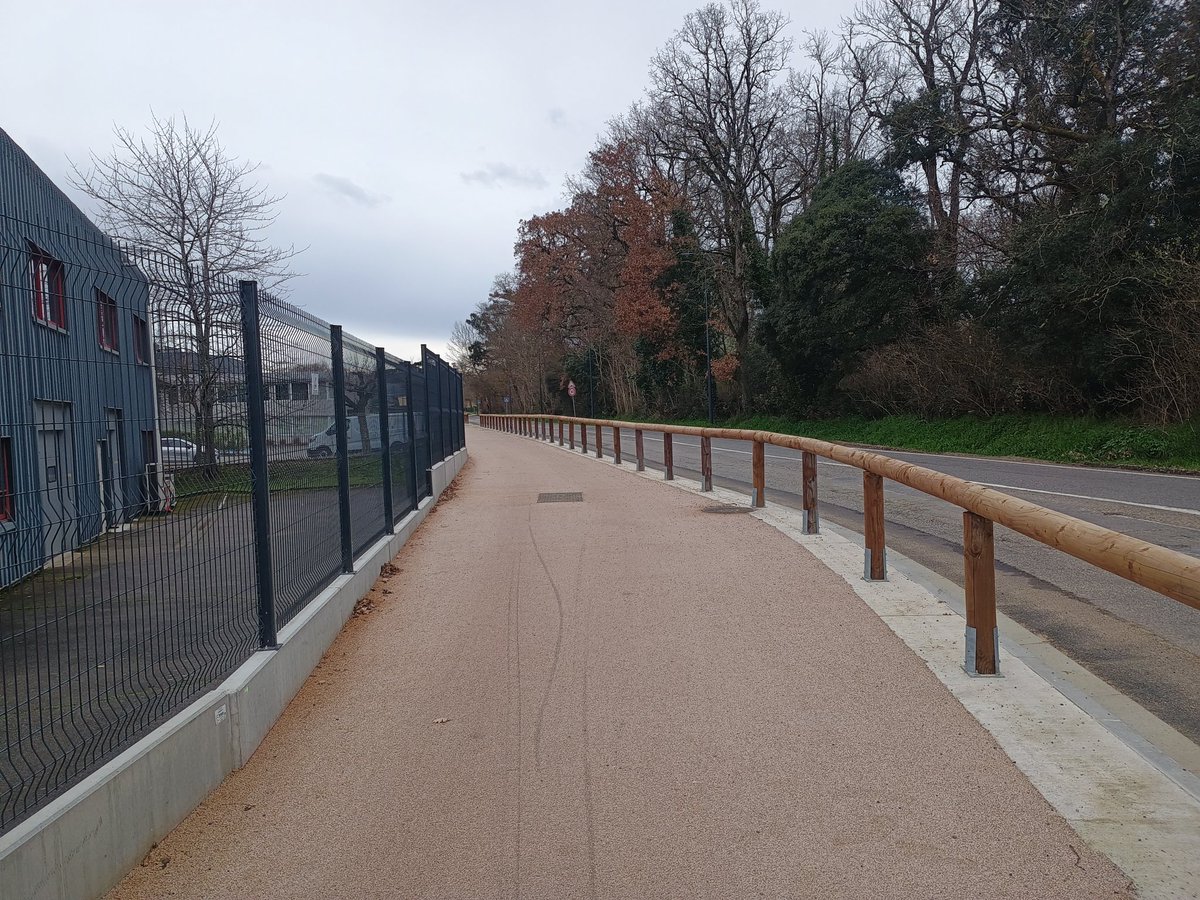 AggloTlseAVelo's tweet photo. Retour également sur #AvenueLatécoère ou le futur tronçon du #REV9 qui passe de #voieVerte a du #REV avec espace piéton allo @MaximeBoyer31 @2Pieds2Roues #Conflit https://t.co/eJrZ3fE5k2