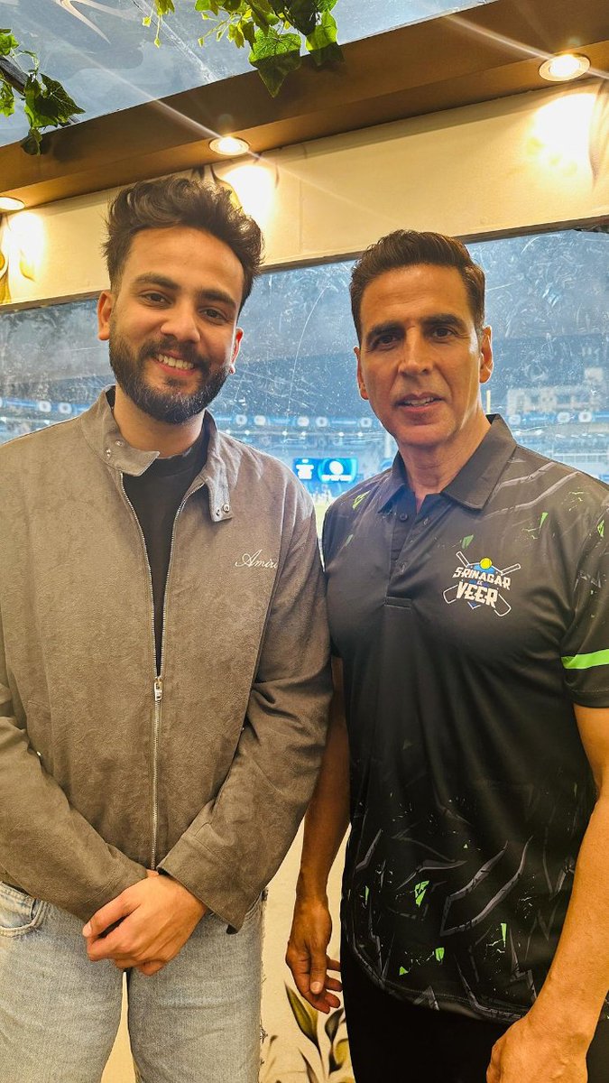 GauravAkshay16's tweet photo. #PIC : @ElvishYadav spotted with @akshaykumar sir during #ISPLT10 opening ceremony #ElvishYadav #Elvish #ISPLT #AkshayKumar #AkshayKumar𓃵 https://t.co/ZbeYPp2hJ9