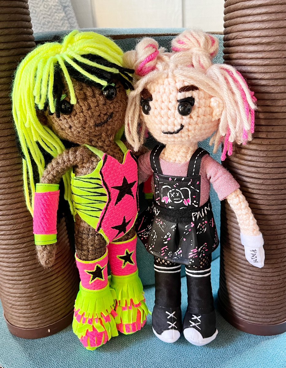 Two #WWE yarn buddies - Naomi and Alexa Bliss 💜🖤💚💖 Happy #Saturday 🥳 #WWERaw #SmackDown @TheTrinity_Fatu @AlexaBliss_WWE