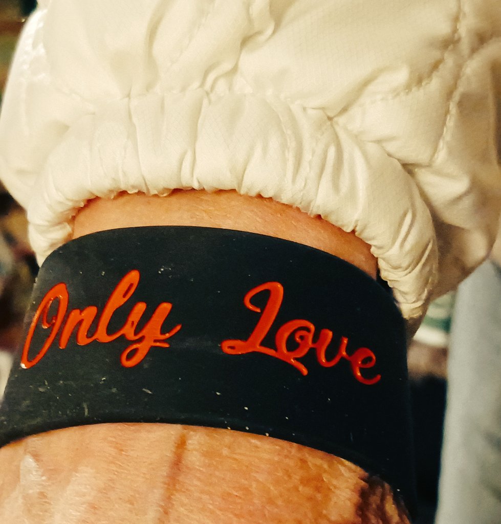 BreadofL1FE's tweet photo. This is the gift u give yourself. Being a women is a challenge no matter what Era u come from. 
@metheridge has given us the lyrics &amp; music to release from whatever grips of life may take hold. #SetItFree with ❤️ 

#EtheridgeNation gear, wear it with Pride.. 🌎 
#WomensDay https://t.co/dDtFE8LyCm