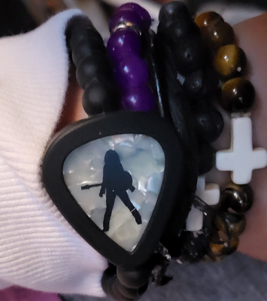 BreadofL1FE's tweet photo. This is the gift u give yourself. Being a women is a challenge no matter what Era u come from. 
@metheridge has given us the lyrics &amp; music to release from whatever grips of life may take hold. #SetItFree with ❤️ 

#EtheridgeNation gear, wear it with Pride.. 🌎 
#WomensDay https://t.co/dDtFE8LyCm
