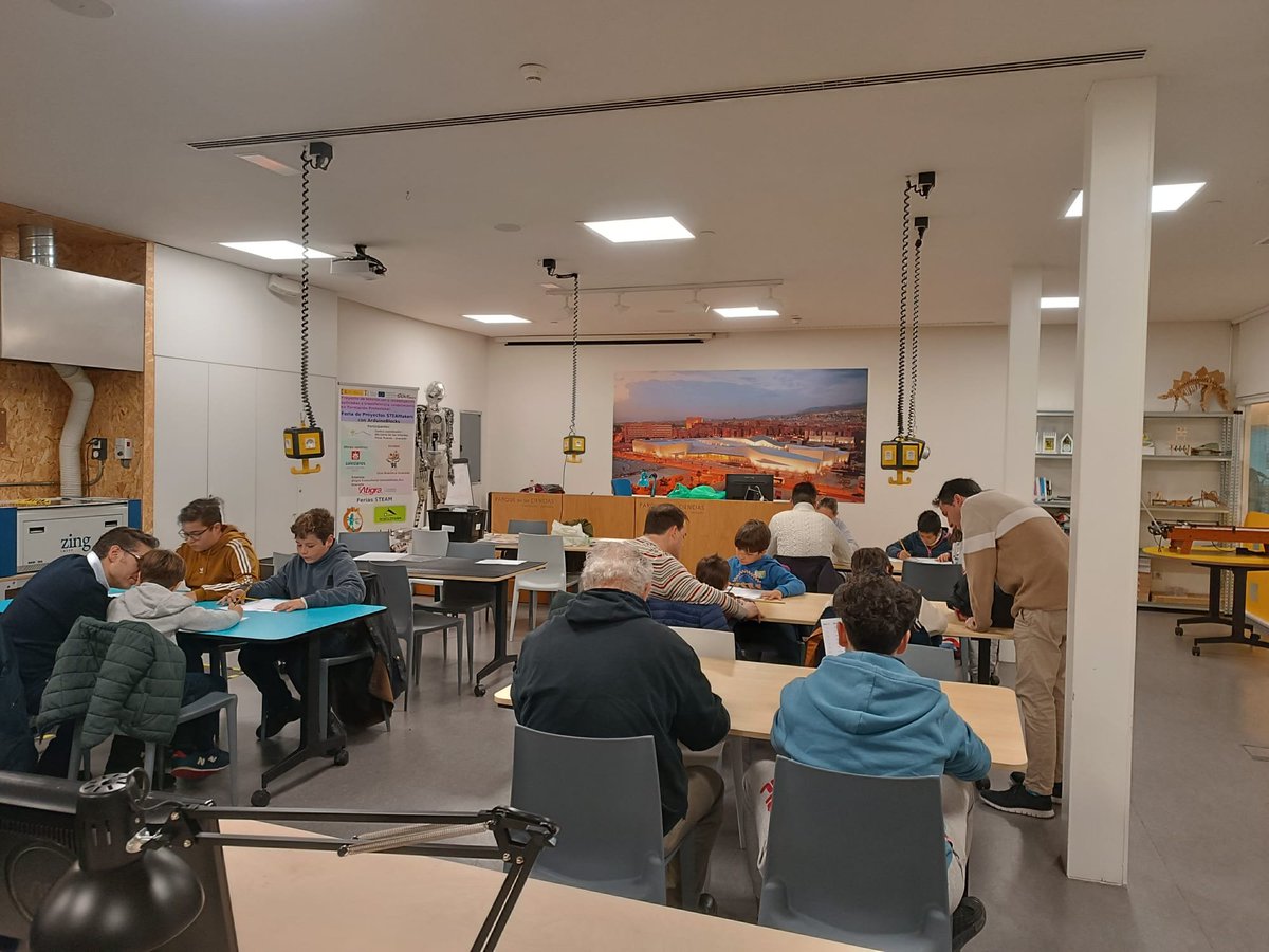 clubroboticagra's tweet photo. Muy buen ambiente en el taller de pensamiento computacional desconectado y juegos con @escornabot impartido por @GuiomarNoelia para hij@s de colegiad@s del @COITIGR. Con niñxs tan peques y ha durado mas de 2 horas demostrando gran interés. https://t.co/io8VfV691l
