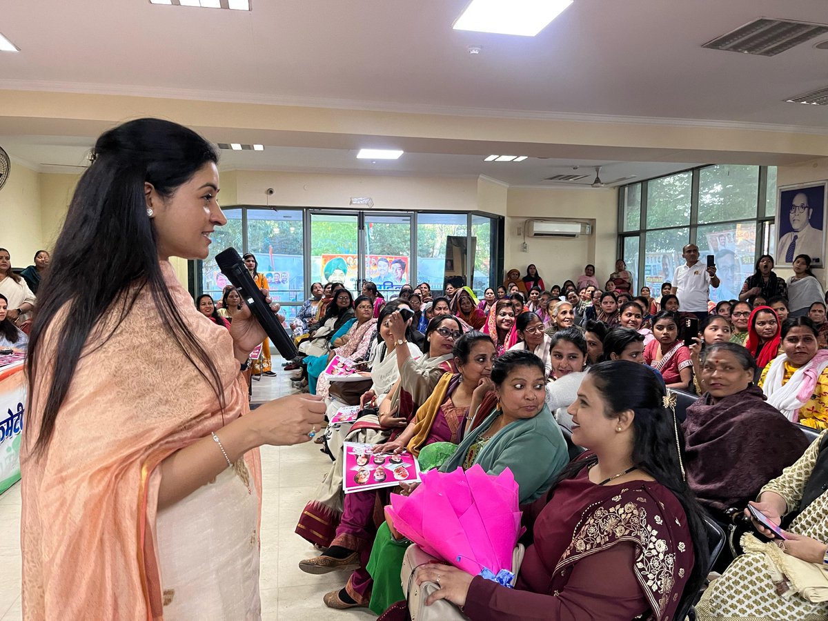 LambaAlka's tweet image. आज अंतरराष्ट्रीय महिला दिवस के अवसर पर दिल्ली प्रदेश महिला कांग्रेस द्वारा आयोजित महिला सम्मान कार्यक्रम को प्रदेश कांग्रेस अध्यक्ष @ArvinderLovely जी के साथ संबोधित किया , इस मौके पर विभिन्न क्षेत्रों में उत्कृष्ट कार्य करने वाली नारी शक्ति को सम्मानित किया

#NaariNyay