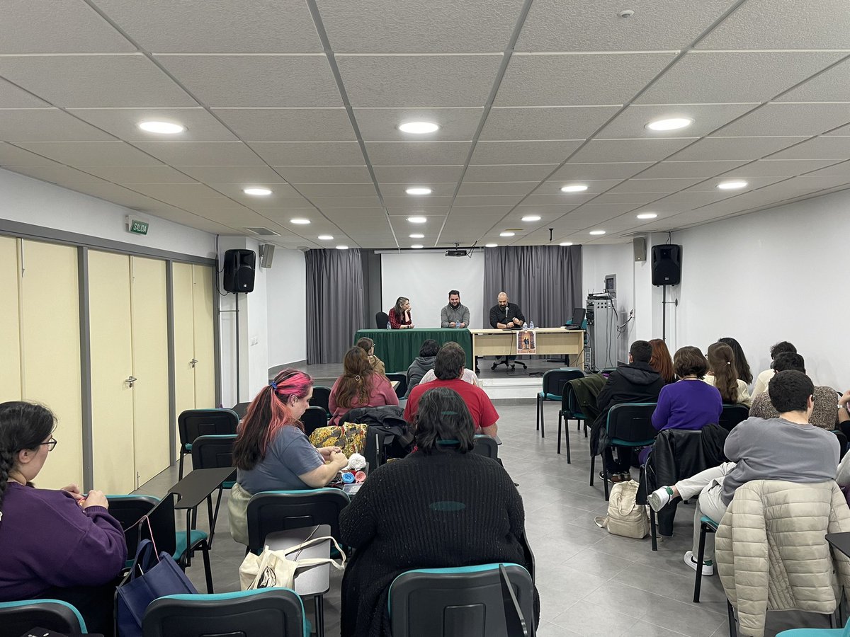 Continuamos la tarde del sábado en #EDEEO con “las bondades del boli rojo” y las correcciones antes de la publicación con @AnVileP <a href="/IsabeldlRio/">Isabel del Río Sanz</a> junto a <a href="/JordiNoguera1/">Jordi Noguera</a>