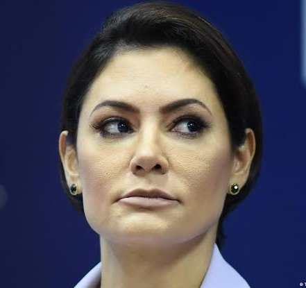 IMPORTANTE: um dia após o dia internacional da mulher, a Michelle Bolsonaro afirmou que a função da mulher é ser AJUDADORA DO MARIDO. Eu convido todas as mulheres a uma reflexão. É esse o Brasil que vcs querem? Um Brasil em que a função da mulher seja meramente servir ao marido?