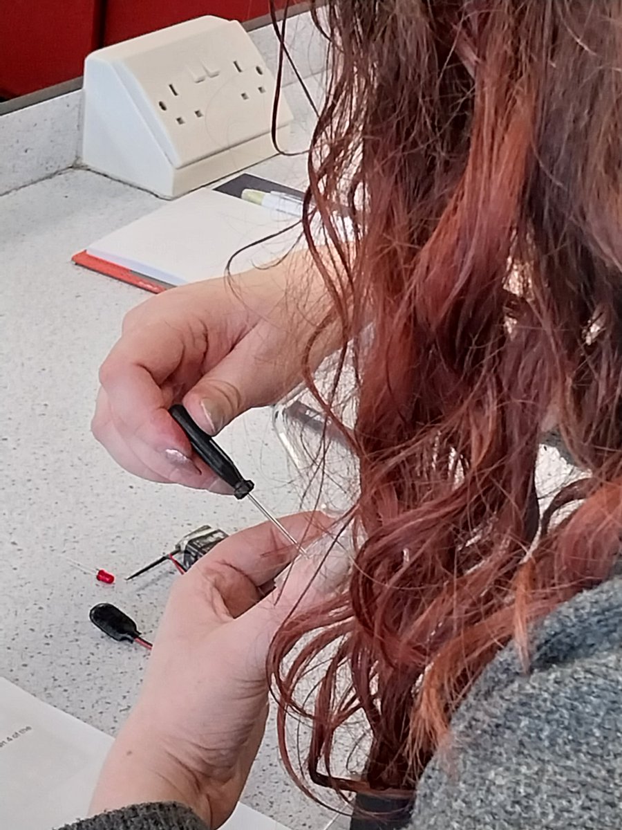 STEMLearning_AS's tweet photo. Great to be @qegs_faversham @STEMLearningUK @STEMHUB_SE #physics #Physics24 #teachercpd supporting 120+ teachers and #technicians with practical hands on Physics Teaching approaches & resources #inspiring @ogdentrust #stimulatingphysicsnetwork #MakingADifference https://t.co/kqM0lzDKGp
