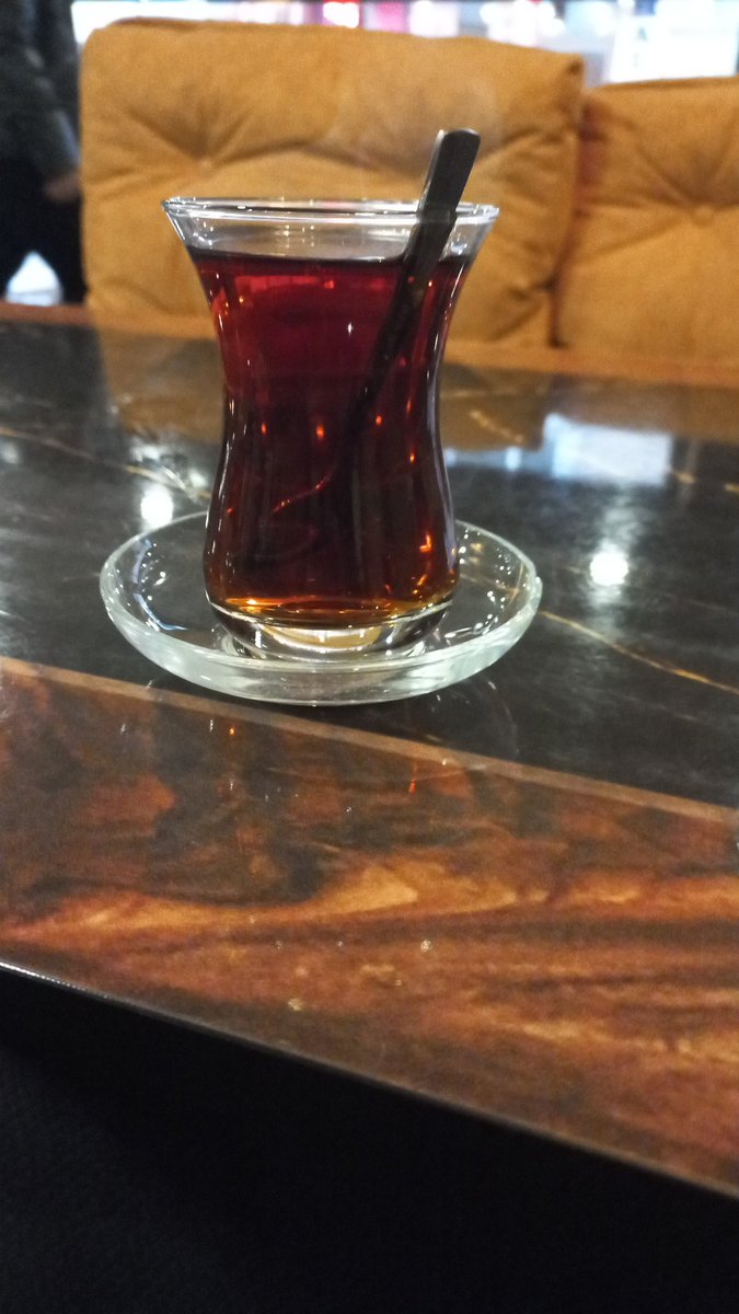 SecginerYavuz's tweet photo. Yağmurlu hava  ,hoş ve güzel bir çay...İyi haftasonuları. https://t.co/fsVb2oQCDm