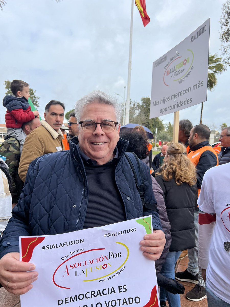NachoSAmor's tweet photo. Hoy en Don Benito para volver a decir #SIALAFUSION con muchos amigos y con la esperanza de que un proyecto para mentes abiertas supere pronto a las mentalidades del regate corto. https://t.co/someypzZIm