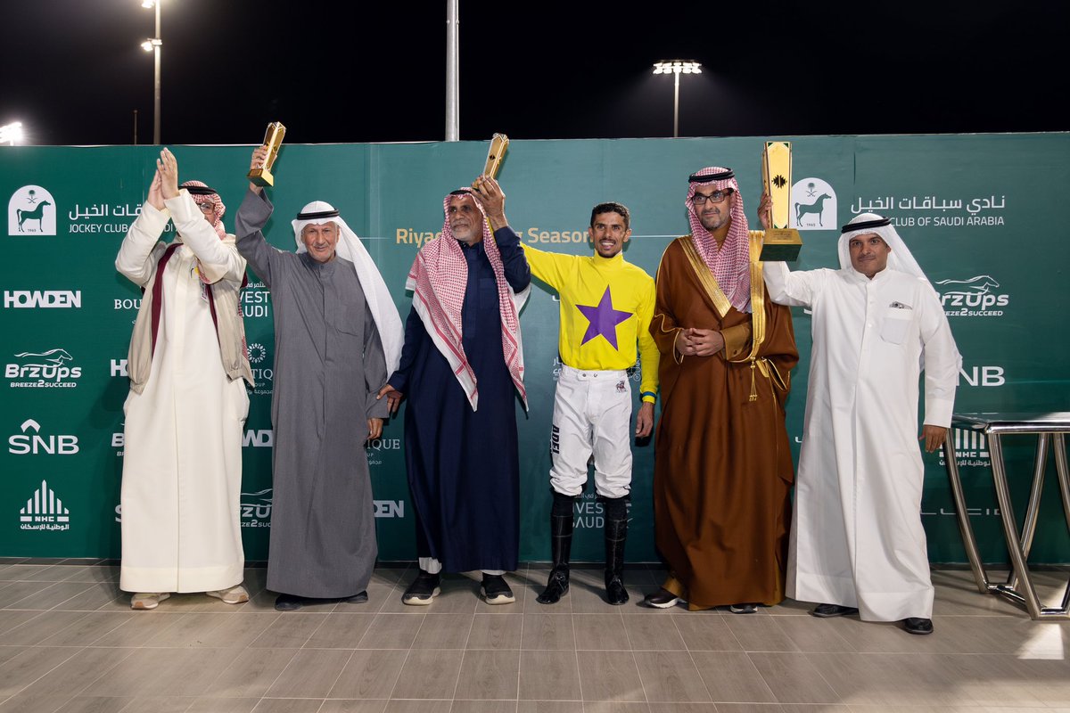 JockeyClub_SA's tweet photo. الشوط التاسع :

بطولة ميدان الملك عبدالعزيز 
" للفئة الأولى محليًا " 
 
سعادة الأستاذ زياد المقرن الرئيس التنفيذي لنادي سباقات الخيل أثناء تسليم الكأس لطاقم الإسطبل🥇

الفائز : بدر 🏇
المالك : إسطبل السفير 

ألف مبروك 🤩 https://t.co/rMGYD17xZl