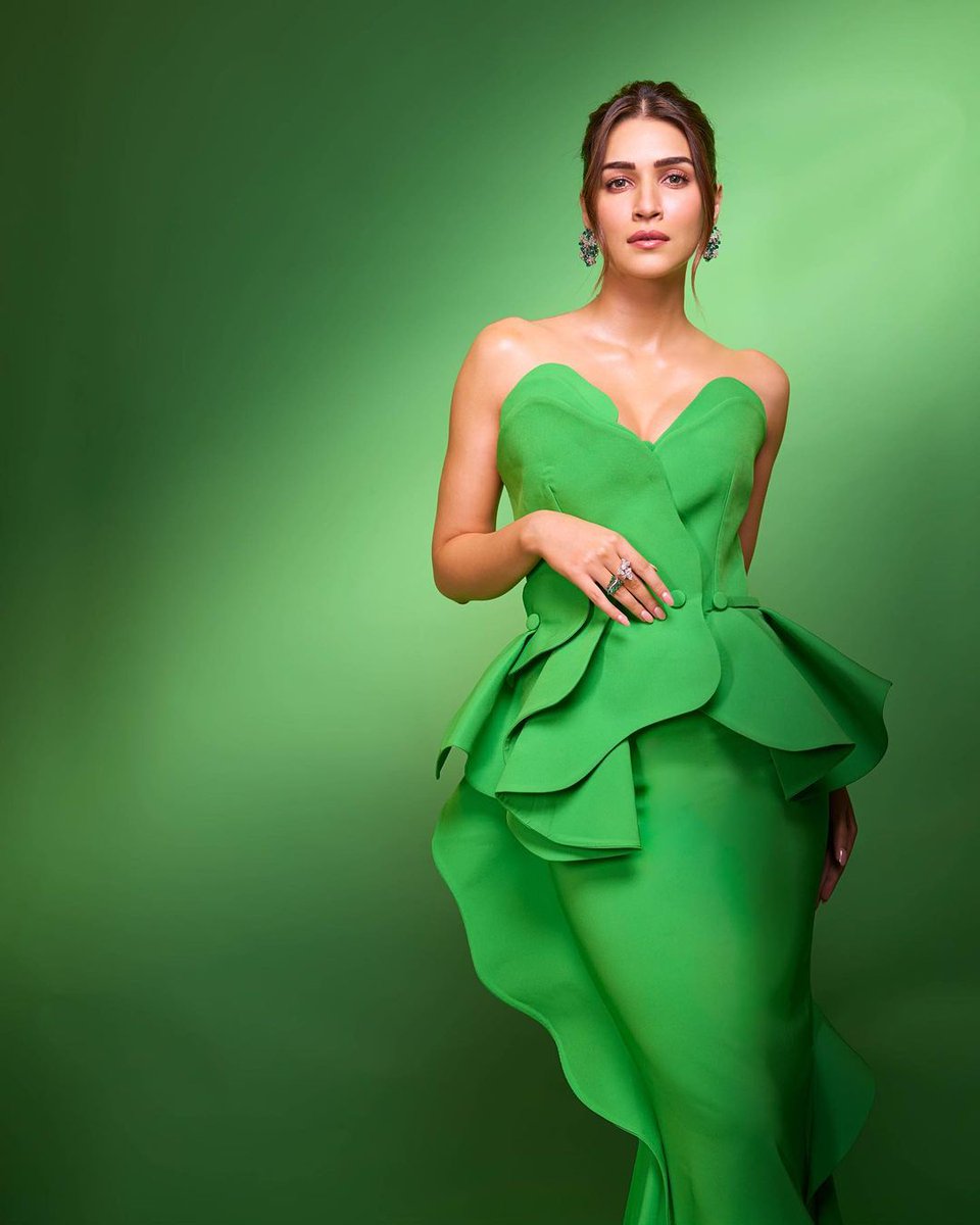 green emerald velvet dress Kriti Sanon Majesty Velvet Gown With Dupatta main image 1