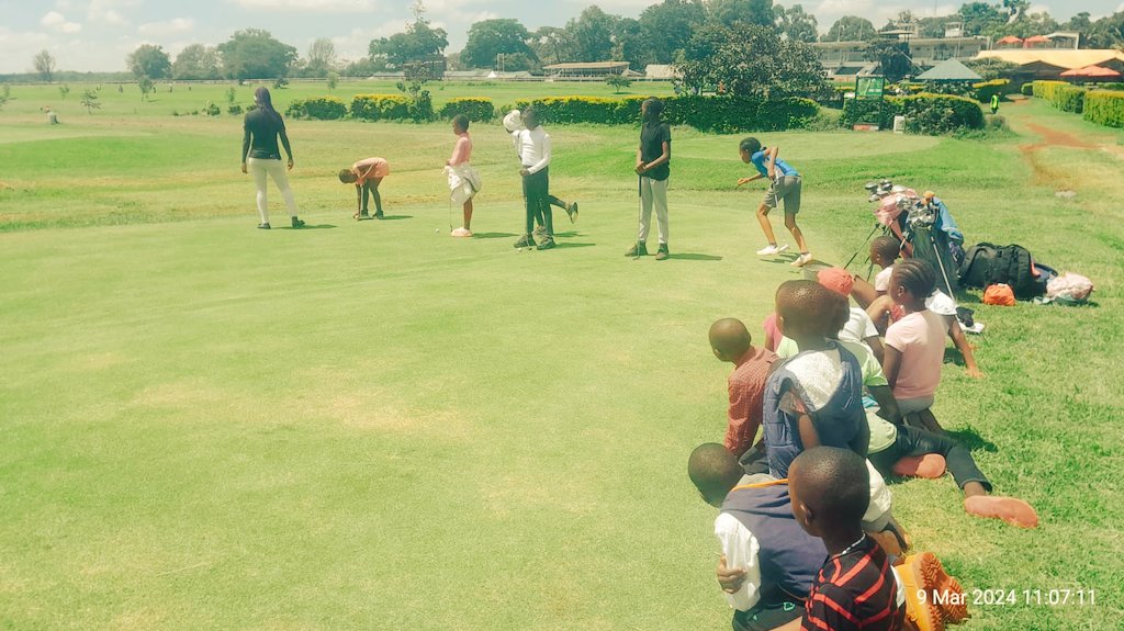 TChallenKI's tweet photo. We started the Africa Golf Program 5 years ago, in partnership with Rose Naliaka. COVID brought our ambitions to a halt. 

We have rebooted the program. This morning, 20 girls and boys from Kibera informal settlement walked onto a golf course for the very first time

#golf #kenya https://t.co/fluivDaOif