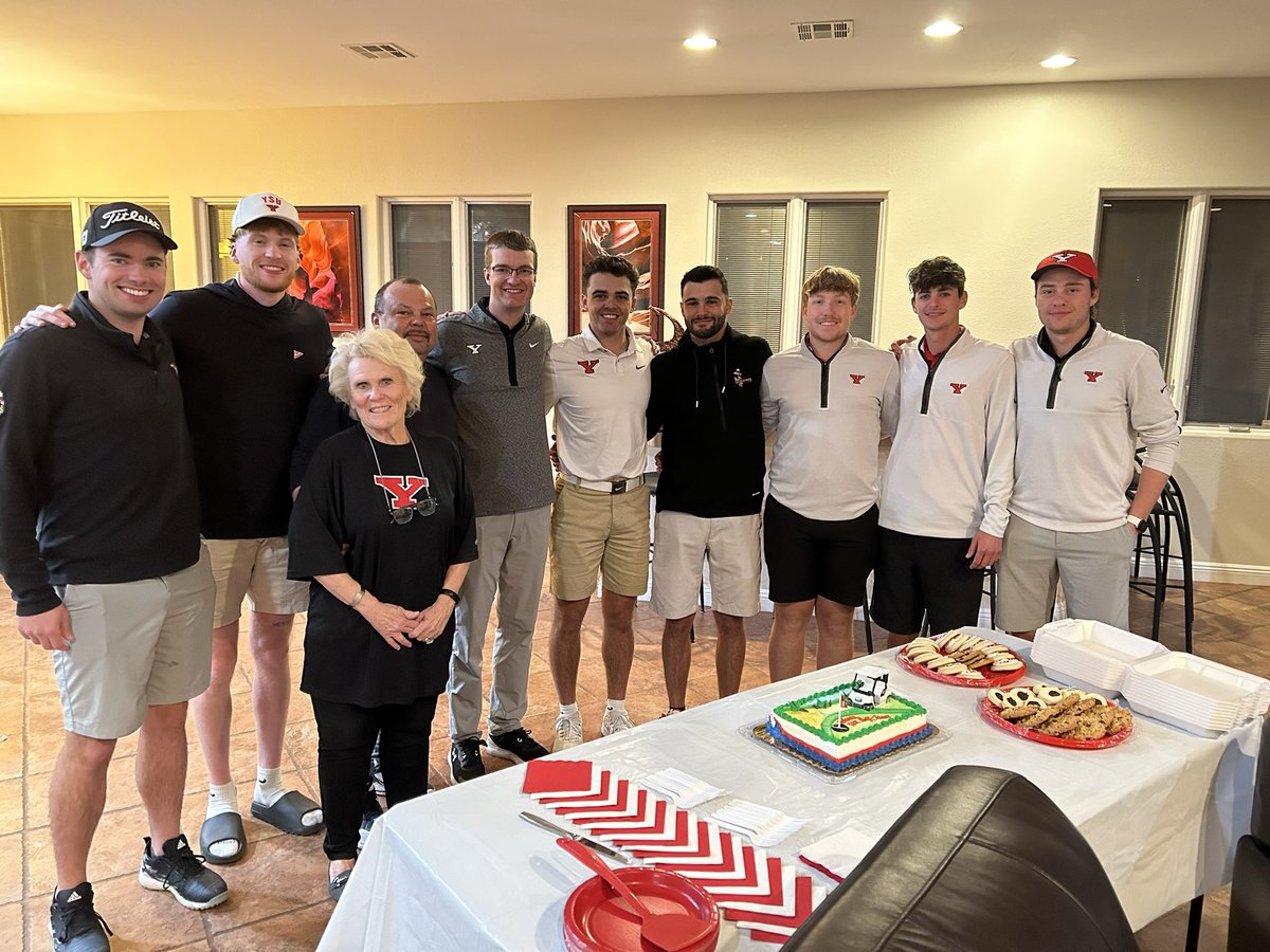 YSUMensGolf's tweet photo. The guys recently had the opportunity to enjoy a great dinner and spend time with former YSU President Cynthia Anderson during our spring practice trip out west! 🐧⛳️
#GoGuins | #YandProud https://t.co/tTJlolFUDt