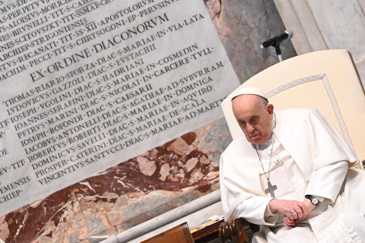 Agenzia_Ansa's tweet photo. UCRAINA I Papa Francesco:  Kiev "abbia il coraggio di alzare bandiera bianca e di negoziare. È più forte chi vede la situazione, chi pensa al popolo. La parola negoziare è coraggiosa" #ANSA https://t.co/vYvBBmhK4m https://t.co/L7LVJVYUDA
