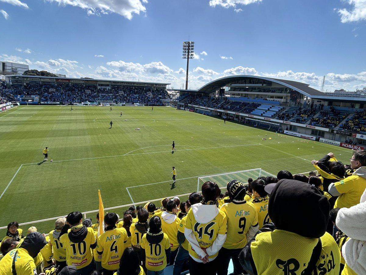 Ff0715Mimi's tweet photo. スタジアムは風が強すぎてクソ寒でした 笑
ゴール裏で寒さに負けず声出し!
2連勝!!!周りのサポさんとハイタッチ🙌
個人的には小屋松のゴールを期待しました
次は決めて欲しい!がんばれ!!
勝利をつかみとれ〜

 #柏サポ磐田遠征 https://t.co/HsWsVrZ9oA