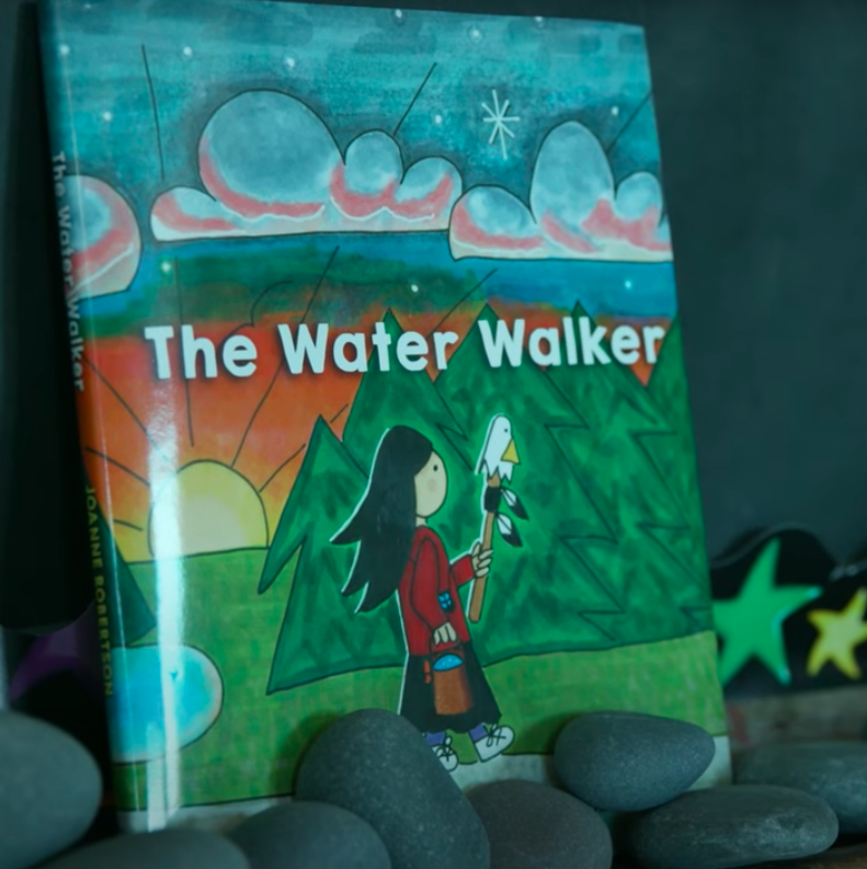 Every child in the🌎should have access to 'The Water Walker' by @miskoanungokwe. Josephine Mandamin-ba's story will inspire children to join together to ♥️& protect earth's most precious resource...nibi 💦 #WorldWaterDay #JuniorWaterWalkers #WaterisLife sites.google.com/tbcschools.ca/…