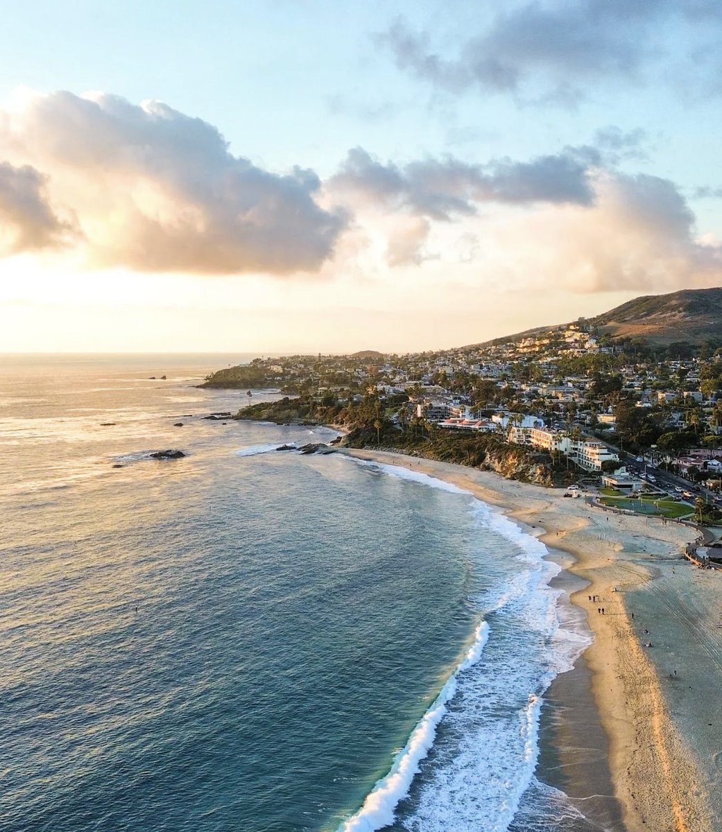 🌊✨We never get tired of this view!🌊✨ Remember to use our official hashtag, #MyLagunaBeach when posting pictures of Laguna Beach for a chance to be featured on one of our pages! 📸: @crowlandsphotos