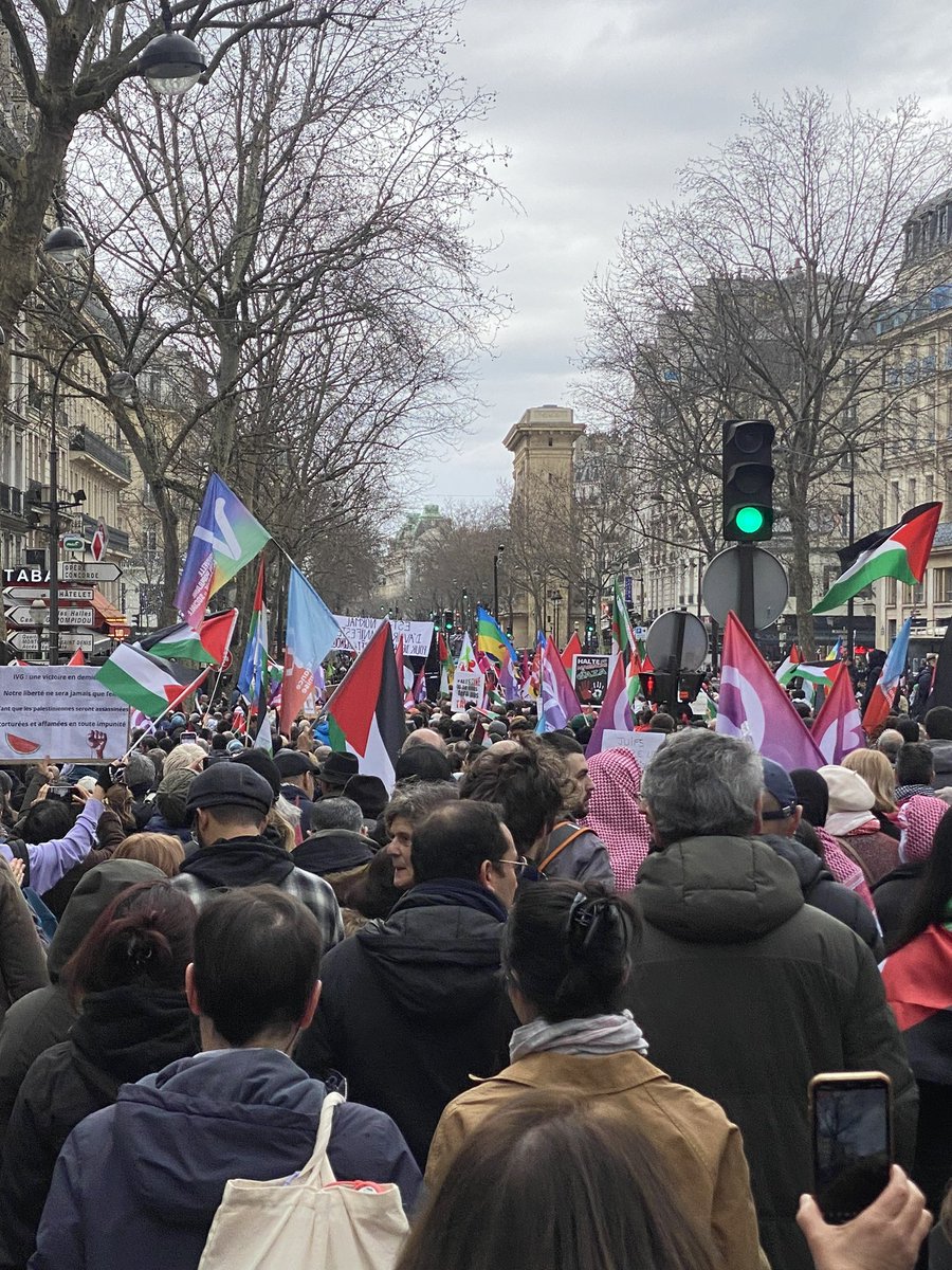 CaronAymericoff's tweet photo. Énorme mobilisation à Paris pour exiger un cessez-le-feu à Gaza, afin que cesse le génocide en cours : a minima 40 000 morts et disparus, parmi lesquels une majorité d’enfants et de femmes, assassinés en 5 mois par l’armée israélienne.
Plus de 70 000 blessés, dont beaucoup très graves.
Et maintenant, des enfants qui meurent de faim, en raison du blocage de l’aide humanitaire par Israël. 
L’horreur, immense, inouïe, cautionnée et permise par les Etats-Unis et une grande partie des pays européens 
qui se sont discrédités pour longtemps.