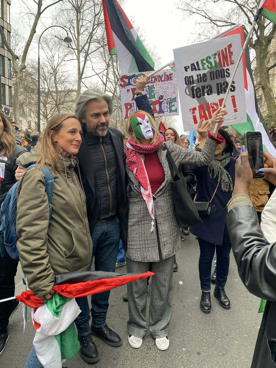 CaronAymericoff's tweet photo. Énorme mobilisation à Paris pour exiger un cessez-le-feu à Gaza, afin que cesse le génocide en cours : a minima 40 000 morts et disparus, parmi lesquels une majorité d’enfants et de femmes, assassinés en 5 mois par l’armée israélienne.
Plus de 70 000 blessés, dont beaucoup très graves.
Et maintenant, des enfants qui meurent de faim, en raison du blocage de l’aide humanitaire par Israël. 
L’horreur, immense, inouïe, cautionnée et permise par les Etats-Unis et une grande partie des pays européens 
qui se sont discrédités pour longtemps.