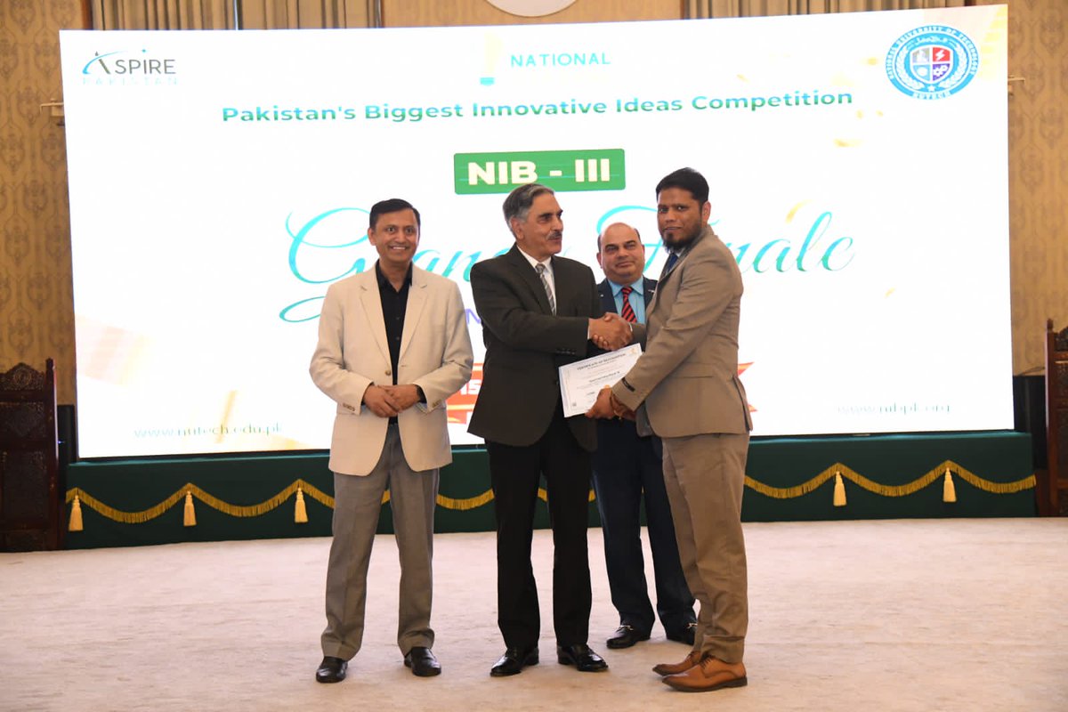 DripSprinkler's tweet photo. With President of Pakistan at Awan e Sadar. 
Receiving certificates of appreciation, In recognition of my services as Judge for evaluating  different Ideas in field of Agriculture. 
The National Idea Bank is a collaboration to identify and build a repository of innovative ideas https://t.co/91yUrATcyM