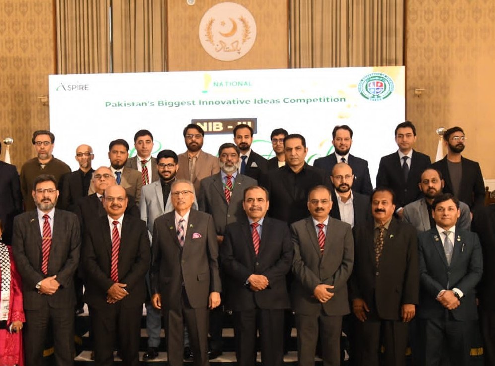 DripSprinkler's tweet photo. With President of Pakistan at Awan e Sadar. 
Receiving certificates of appreciation, In recognition of my services as Judge for evaluating  different Ideas in field of Agriculture. 
The National Idea Bank is a collaboration to identify and build a repository of innovative ideas https://t.co/91yUrATcyM