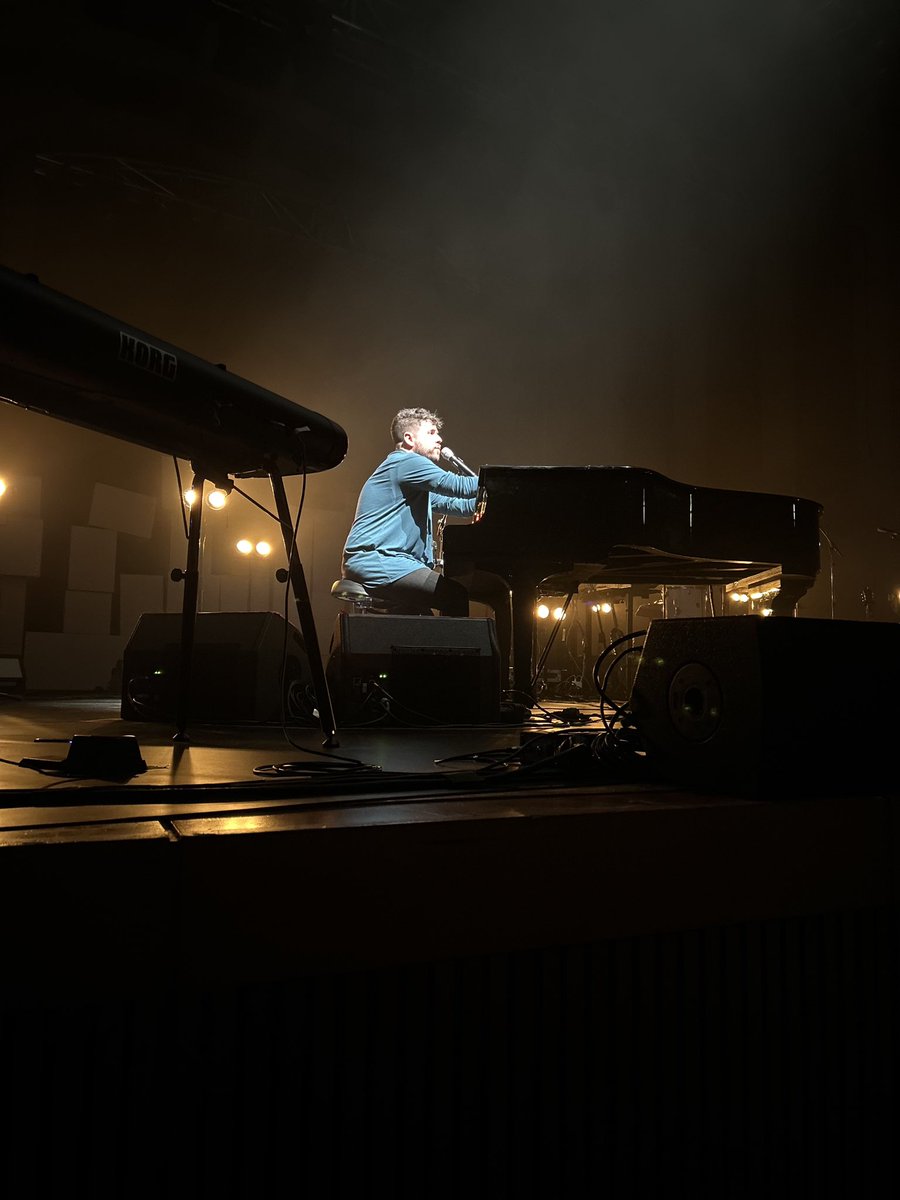Anni13S's tweet photo. • Valencia, 8 de Marzo del 2024 •
Nunca pongas en duda lo que te dice la piel de gallina ♥️ 

Gracias @pablolopezmusic por hacer magia con tus canciones y dejar aflorar mis sentimientos en cada una de ellas 🫶🏻 https://t.co/IWbFLm7KEt