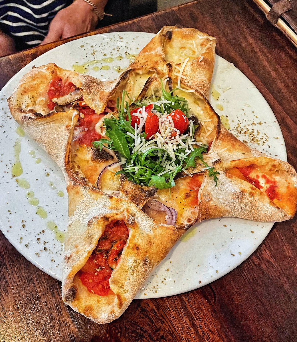 Our Poker Pizza has four delicious toppings, and a little salad action too - perfect for any indecisive pizza lovers 🍕 We have tables over the weekend in Kingsmead Sq and The Corridor if you fancy treating the special women in your life, or yourself, this Mother’s Day 🌷