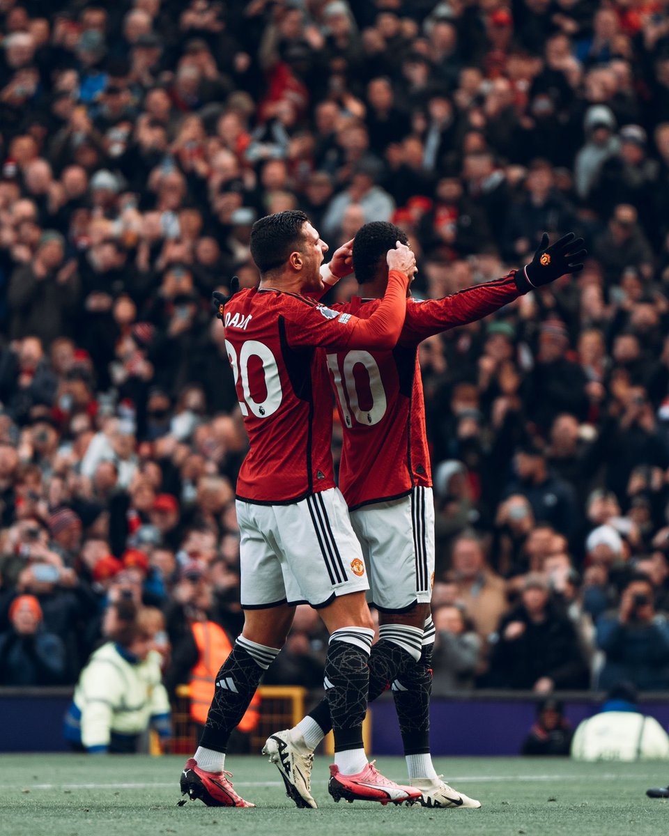 DalotDiogo's tweet photo. You forgot something @MarcusRashford 👉🏻🧠
Good win and clean sheet ✅👊🏻 https://t.co/E6JTpcALDG