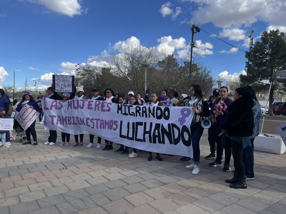 vmreports_'s tweet photo. 𝕷𝖚𝖈𝖍𝖆𝖉𝖔𝖗𝖆𝖘 𝖞 𝕲𝖚𝖊𝖗𝖗𝖊𝖗𝖆𝖘

“Somos mujeres luchadoras y guerreras. Por eso venimos a acompañar aquí a la marcha”, dijo María Nazareno de Ecuador. “Siempre a apoyarles y nunca nos rendimos. Seguimos guerreando”.

Cobertura #8M2024 para @LaVerdadJz https://t.co/xvUNkebMgO