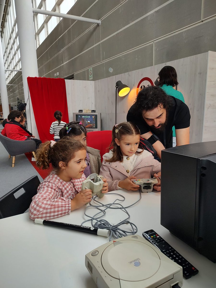 O noso cuarto ano no salón e sorprendidos polo seu crecemento ano a ano. Cantísima xente, cantas familias gozando de actividade cultural interesante. Moi Ledos de ser parte.  

Parabéns <a href="/Pontevedrate/">Concello de Pontevedra</a> e <a href="/SalondoLibro/">Salón do Libro</a> por facer #maxia nesta edición.