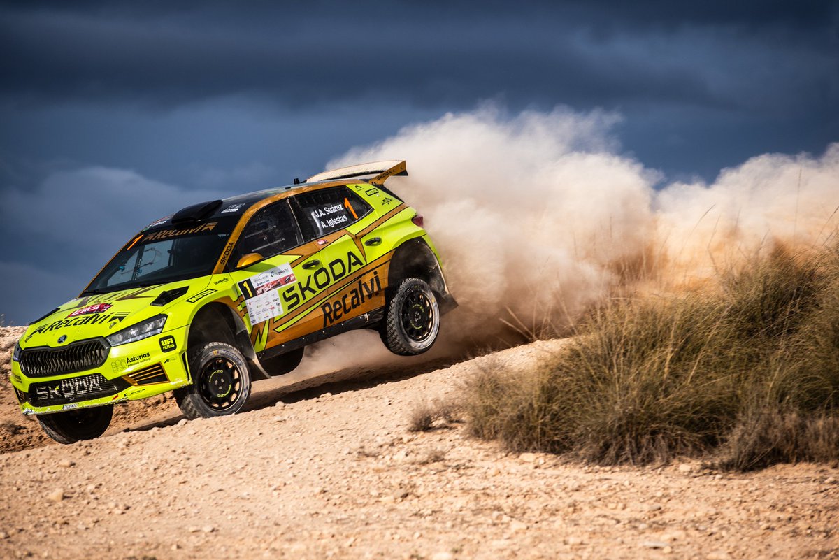 Suárez a un tramo de su primera victoria del año con Skoda. 

Tras abandonar Pepe, Cachón sube al segundo puesto, -además de anotarse el último scratch-, mientras que Ruiloba es tercero.

⏱️ tras #TC7:

1️⃣ Suárez
2️⃣ Cachón +16,8
3️⃣ Ruiloba +54,7
4️⃣ Greensmith +55,2

#SCER

🚗💨