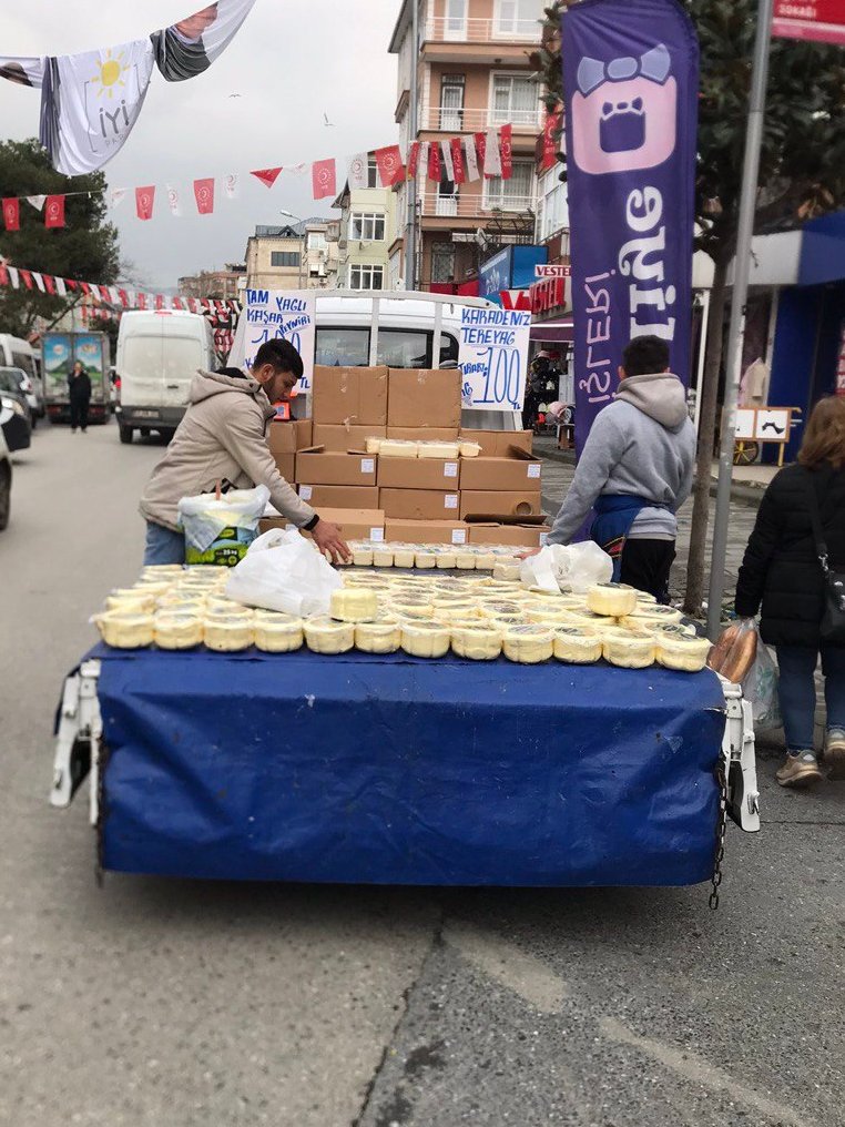 gidaajansi's tweet photo. Ramazan öncesinde İstanbul Maltepe'de merkez caminin hemen karşısında kilosu 100 liraya Trabzon tereyağı satışı yapılıyor.
Günlerdir sahte tereyağlarından,
Operasyonlardan, denetimlerden bahsediyoruz.
Adamlar sokak ortasında alenen yasadışı satış yapıyor.
@TCTarim https://t.co/8feQbNW5b1