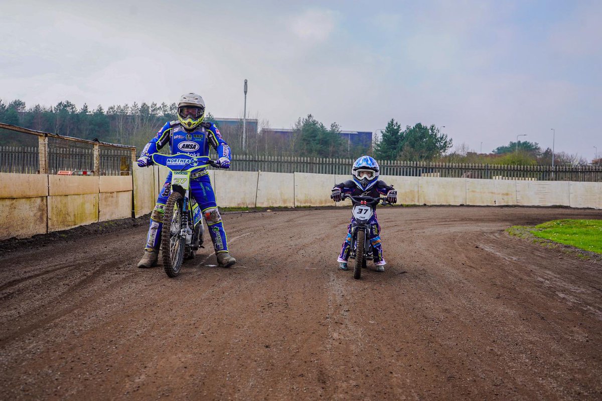 The most surreal day, never thought I’d share the shale with my son. Memories for a lifetime, I’m pretty sure the wife had tears in her eyes. 

Cruz was a superstar, he was desperate to beat me &amp; took my outside racing line &amp; ran me wide to the fence 😂

📸Harris family©️