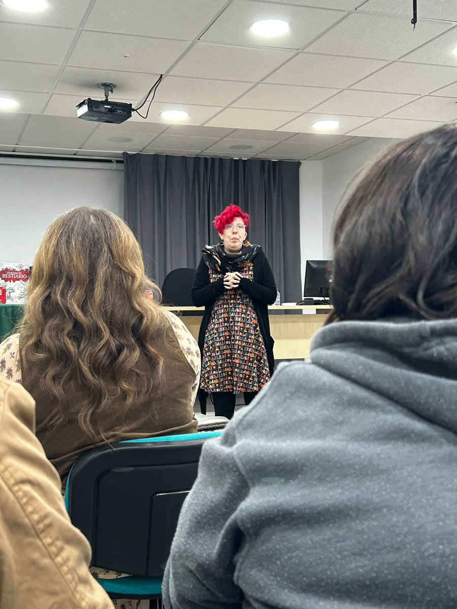 Los profes de <a href="/CajaDLetras/">Caja de Letras</a> dando su taller en #EDEEO, enseñando muchas cosas a nuestros asistentes que toman nota. <a href="/PereaConcha/">Concepción Perea</a> y <a href="/JordiNoguera1/">Jordi Noguera</a>