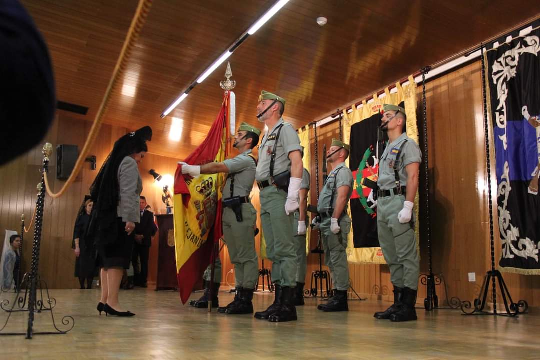 Unos 200 españoles confirman en el día de hoy, su compromiso con España, a través del beso a la Enseña Nacional del Tercio Alejandro Farnesio 4º de #LaLegión, en la Jura de Bandera para personal civil celebrada en Ronda @EjercitoTierra