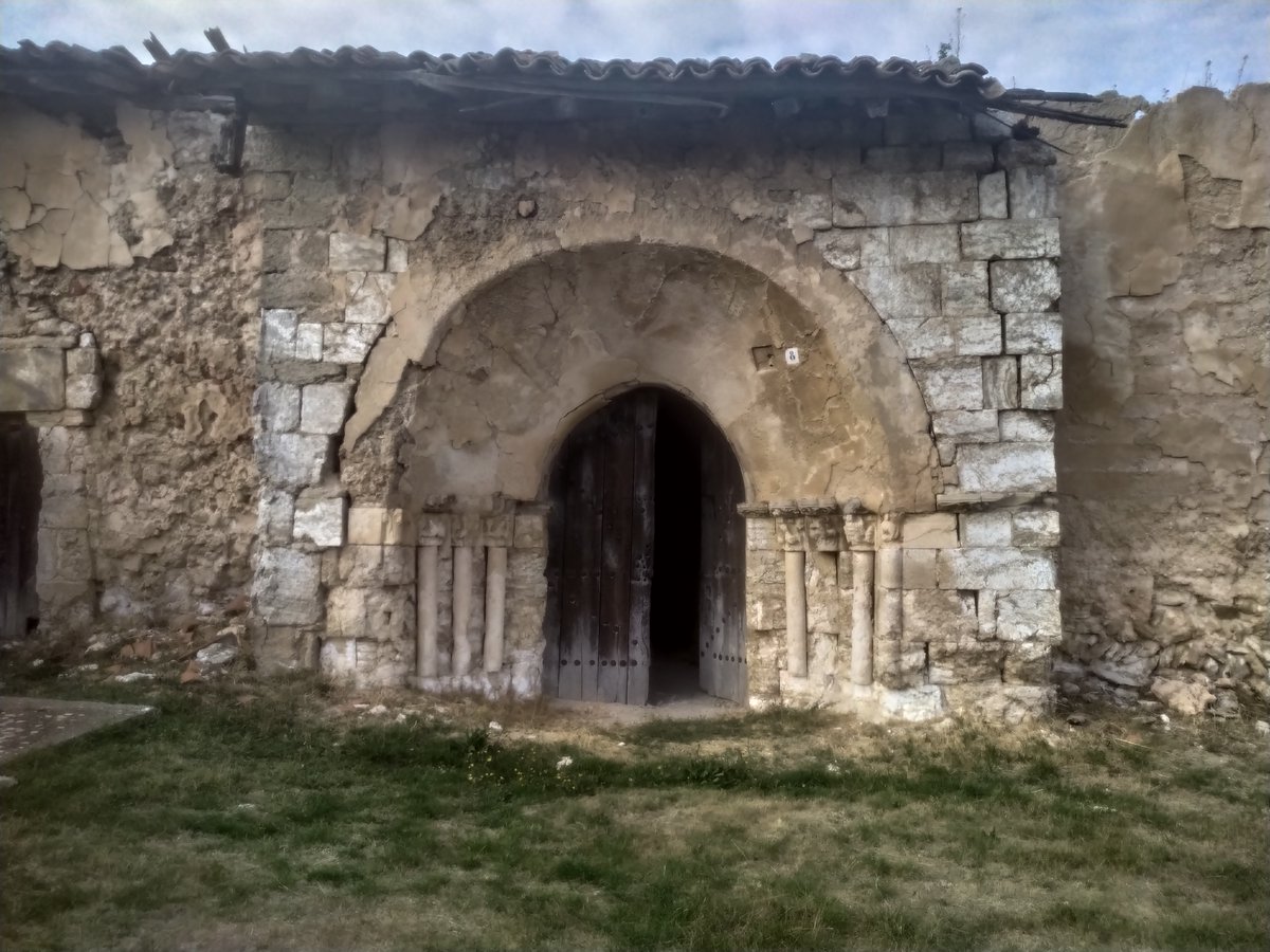 Una de las ermitas románicas arruinadas, más desconocidas dentro de la comarca de la Bureba, es la de Nuestra Señora del Campo en la localidad de Carrias. Destacada por su cabecera cuadrada ya derruida, cuenta aún con una portada que atestigua su pasado románico.