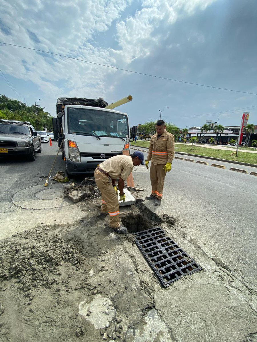 EMCALIoficial's tweet photo. 🚨A esta hora, grupo operativo de construcción de alcantarillado de Emcali, repara sumidero en la parte central de la autopista Simón Bolívar con carrera 42, también se instala rejilla de hierro ductil🚨

Trabajamos 24/7 por tu bienestar y seguridad🙌🏻 https://t.co/fxrRxqv7LD