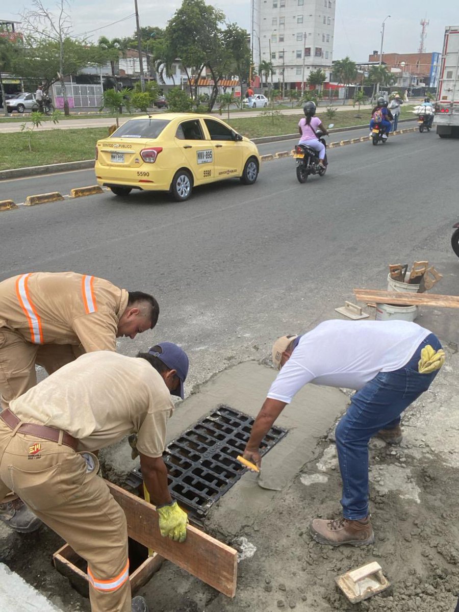 EMCALIoficial's tweet photo. 🚨A esta hora, grupo operativo de construcción de alcantarillado de Emcali, repara sumidero en la parte central de la autopista Simón Bolívar con carrera 42, también se instala rejilla de hierro ductil🚨

Trabajamos 24/7 por tu bienestar y seguridad🙌🏻 https://t.co/fxrRxqv7LD