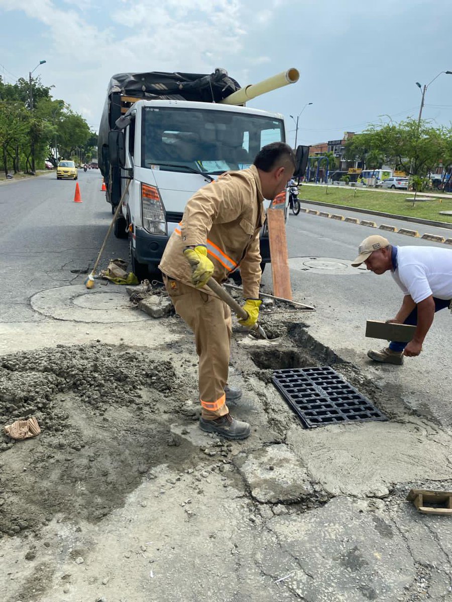 EMCALIoficial's tweet photo. 🚨A esta hora, grupo operativo de construcción de alcantarillado de Emcali, repara sumidero en la parte central de la autopista Simón Bolívar con carrera 42, también se instala rejilla de hierro ductil🚨

Trabajamos 24/7 por tu bienestar y seguridad🙌🏻 https://t.co/fxrRxqv7LD