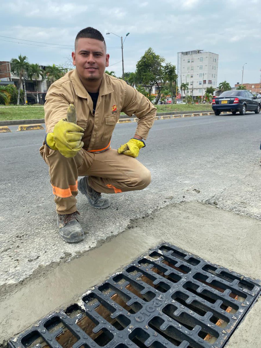 EMCALIoficial's tweet photo. 🚨A esta hora, grupo operativo de construcción de alcantarillado de Emcali, repara sumidero en la parte central de la autopista Simón Bolívar con carrera 42, también se instala rejilla de hierro ductil🚨

Trabajamos 24/7 por tu bienestar y seguridad🙌🏻 https://t.co/fxrRxqv7LD