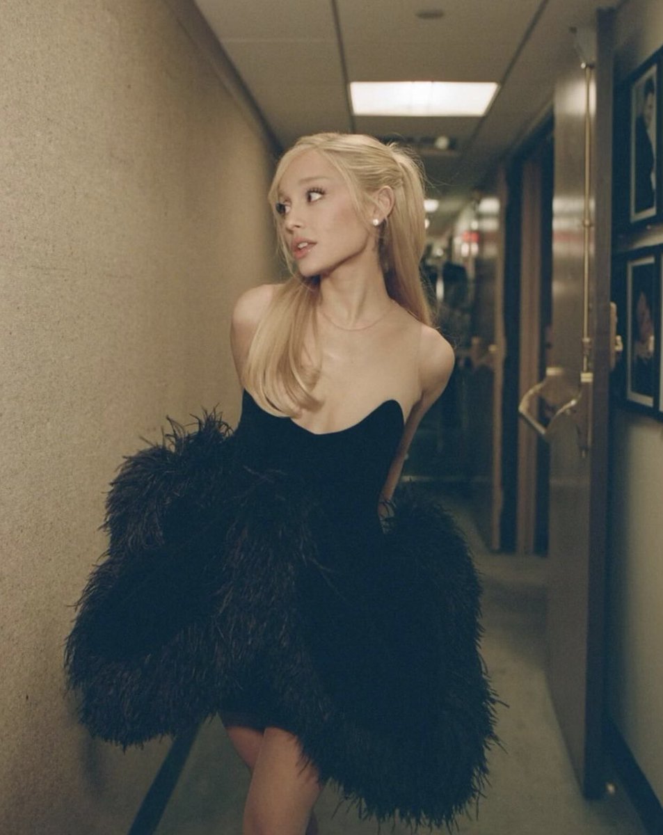 ArianaToday's tweet photo. ariana grande returns to snl tonight 🖤 https://t.co/M0kBQyZc3F
