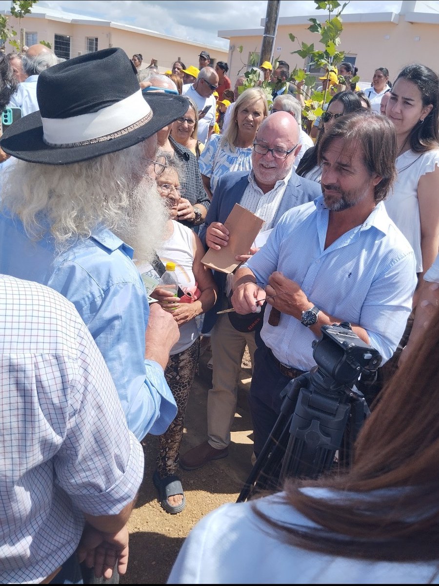 Me apoyan? para pedirle al Presidente @LuisLacallePou que encabece las listas al senado es la única manera de poder votarlo de nuevo 💪💪💪💪💪