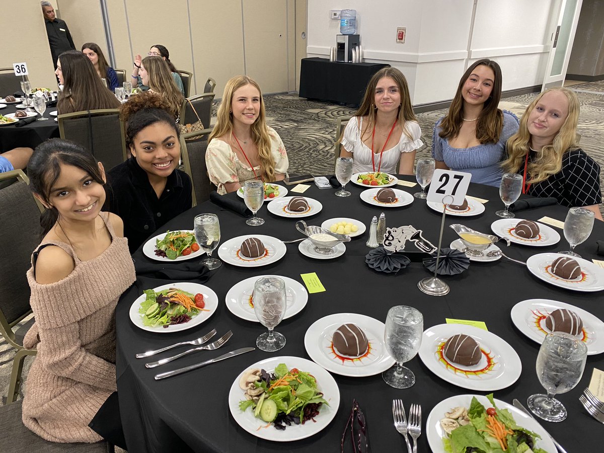 ButlerSandrine's tweet photo. First time participating @ccff_social and couldn’t be prouder of my  6 students! 
6 Supérieurs and 1 Bon! #french #frenchcompetition #lhps @lhpsnews https://t.co/IIeNM2RKg7