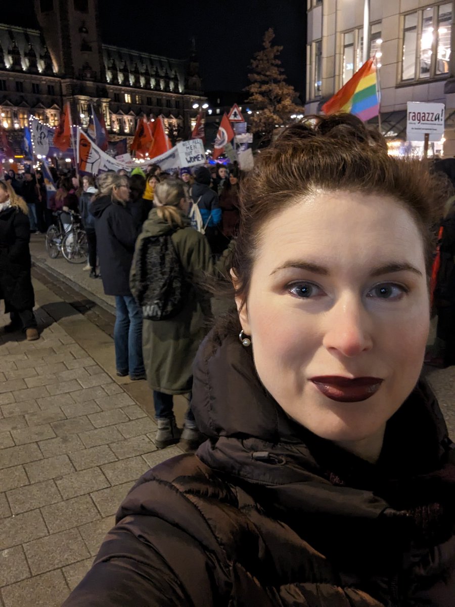 Eisiges Wetter und aufgeheizte Stimmung gestern im trans* und Sexworker-Block in Hamburg.

Sexuelle Selbstbestimmung bedeutet auch Recht auf einvernehmliche Sexarbeit. Verbote und paternalistische Bevormundung schaffen kein Patriarchat ab.

 #FeministischerKampftag